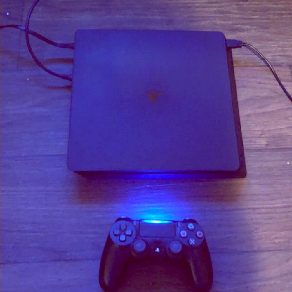 Pro PS4 just got opened comes with a game